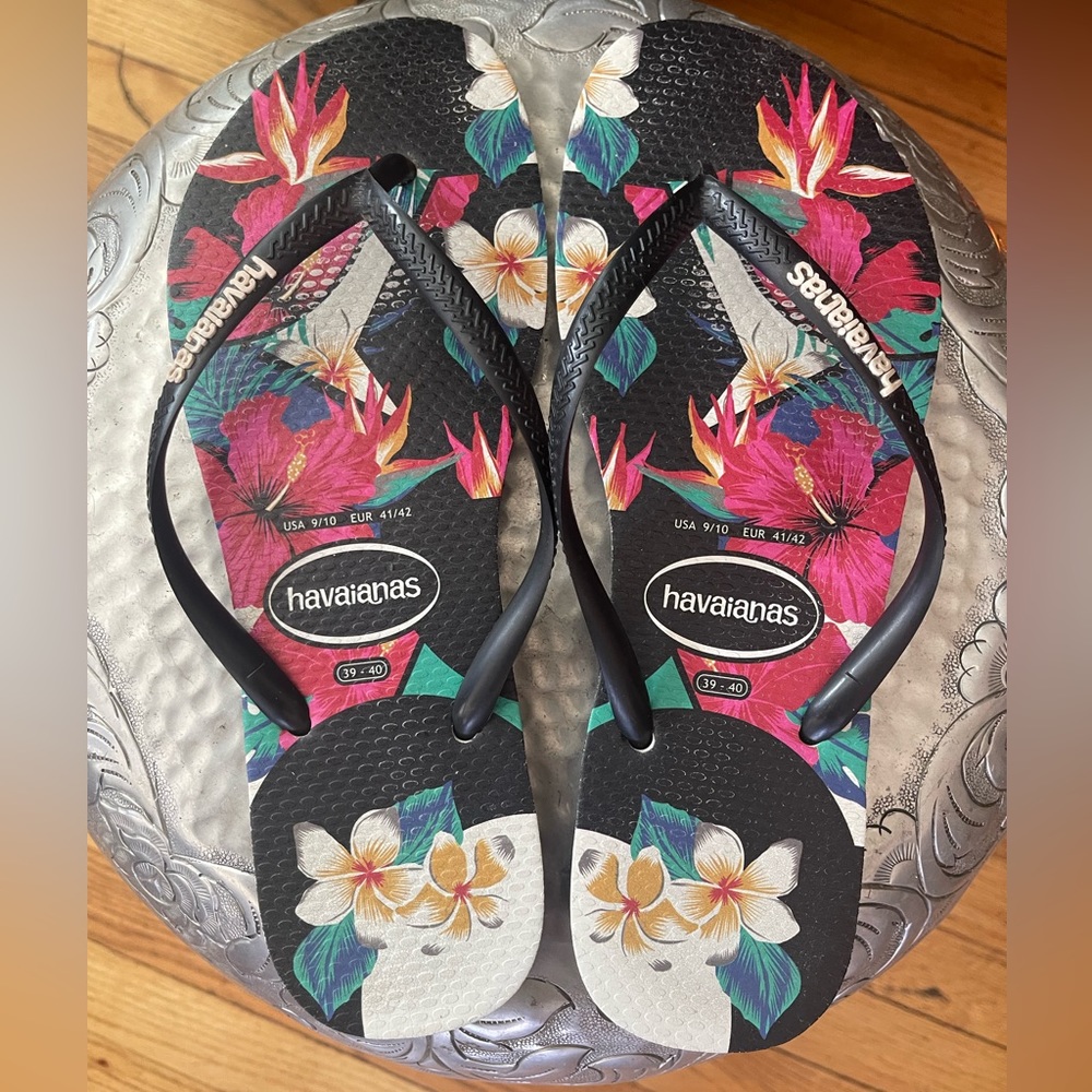 HAVAIANAS Tropical print flip flops in excellent condition